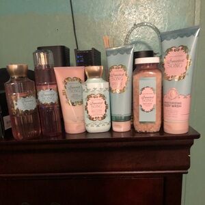 Bath & Body Set - Pink and Blue 7 Pc Set Sweetest Song This Set Smells Amazing)